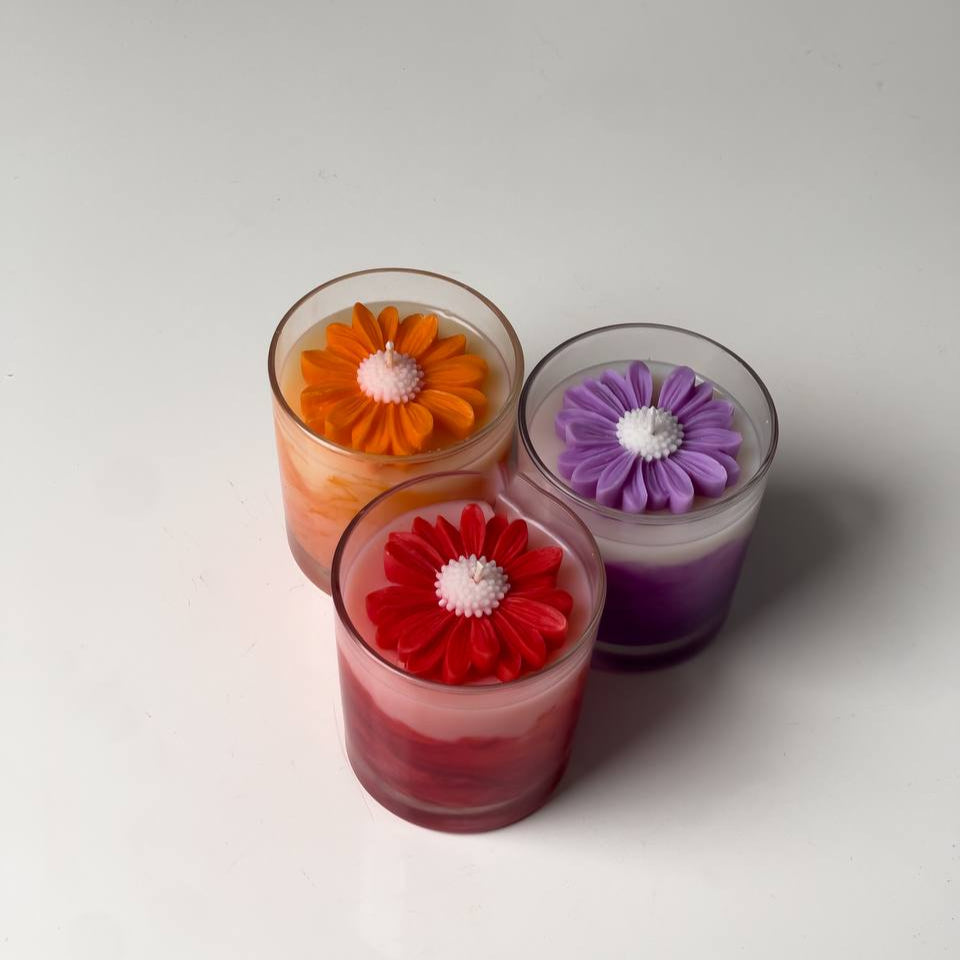 Свічка Marble Bloom з восковою квіткою, вигляд зверху