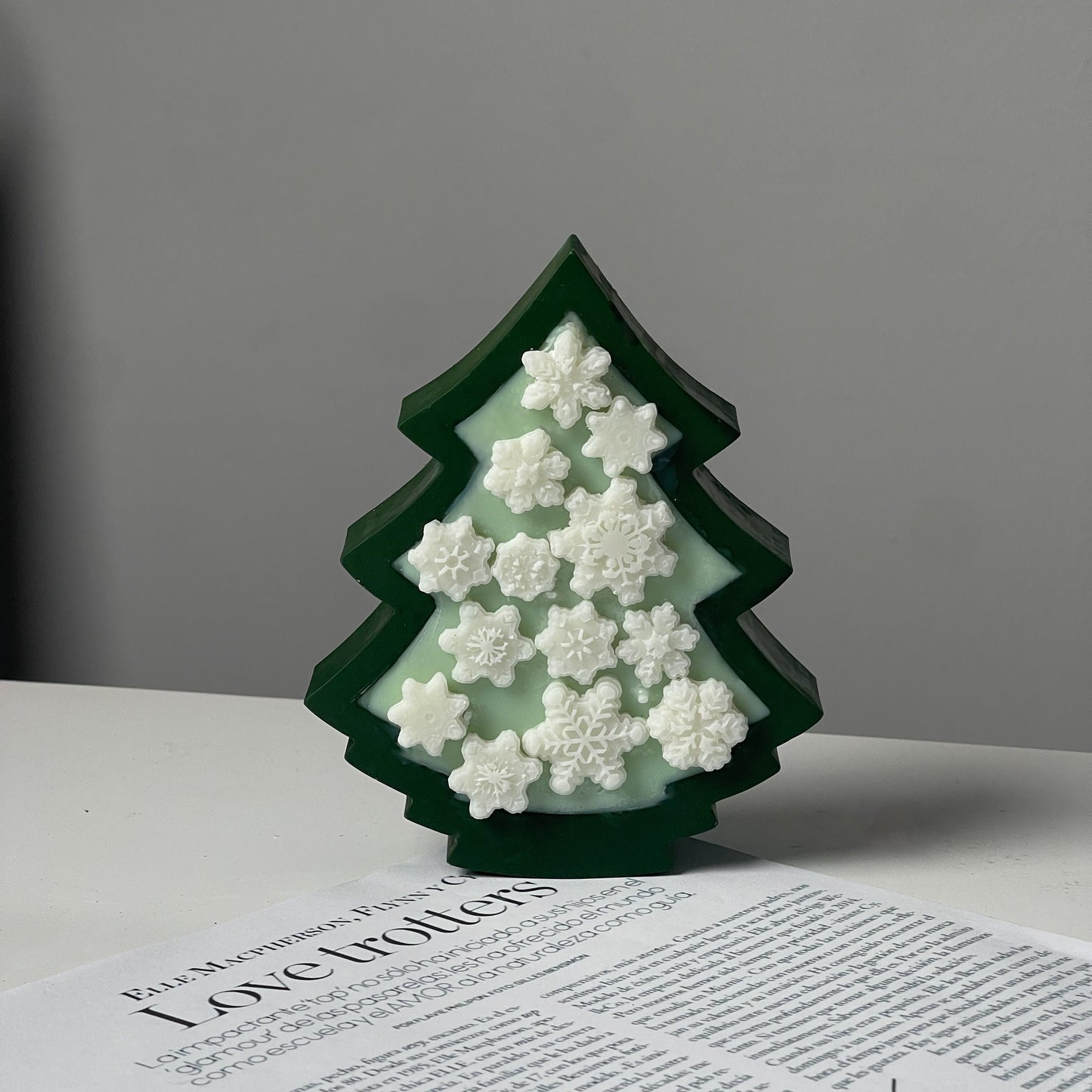 Weihnachtsbaum mit Schneeflocken Kerze