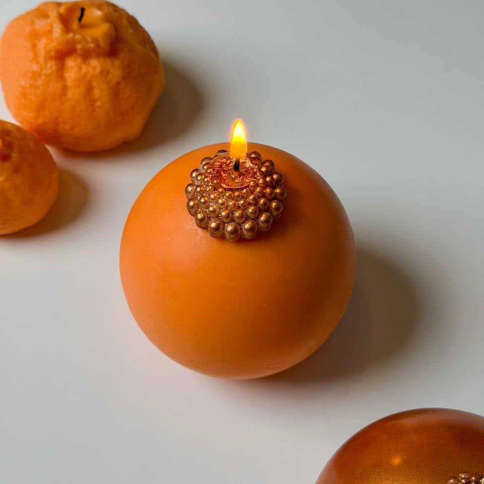 Weihnachtskugel-Kerze aus Wachs, brennende Kerze