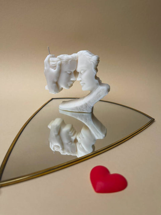 Candela con statua di coppia innamorata